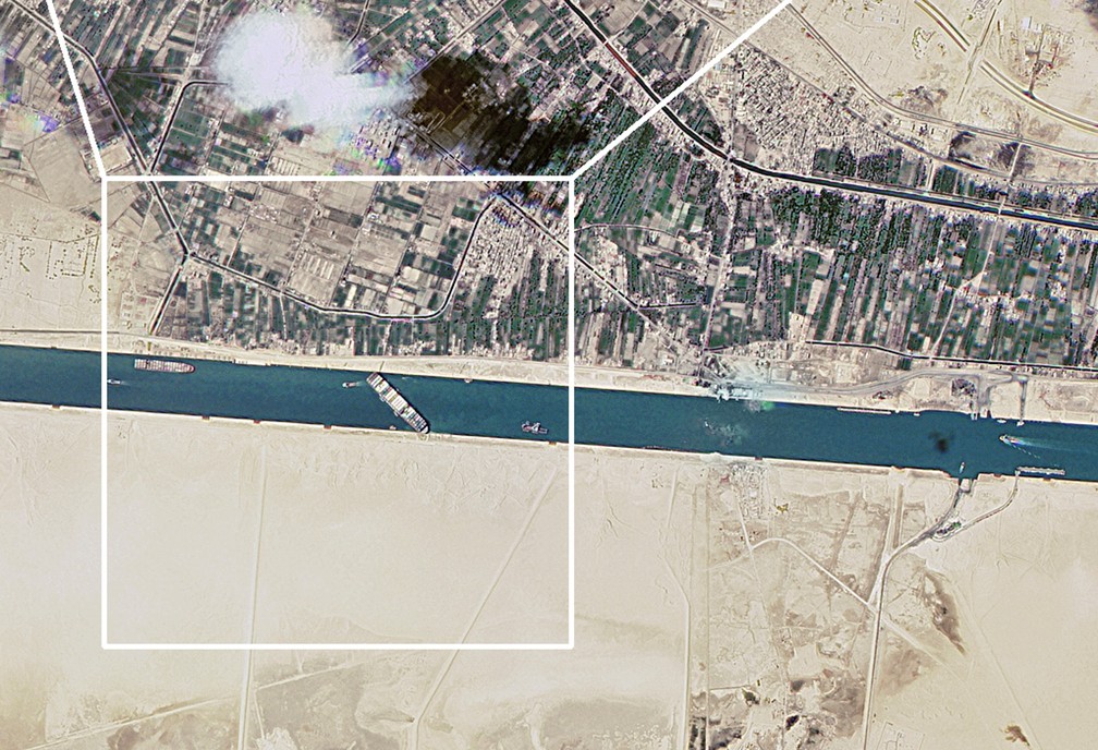 Uma imagem de satélite mostra o Canal de Suez bloqueado pelo navio encalhado Ever Given, no dia 25 de março, no Egito. — Foto: Roscosmos/Handout via Reuters