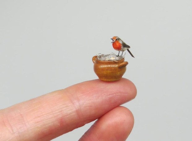A artista e bióloga Fanni Sandor cria esculturas realistas que cabem na ponta dos dedos (Foto: Reprodução/Instagram/@fanniminiature)