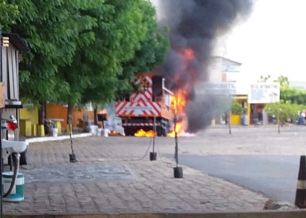Caminhão pega fogo em pátio de posto fiscal  — Foto: Aparecida Santana /TV Clube