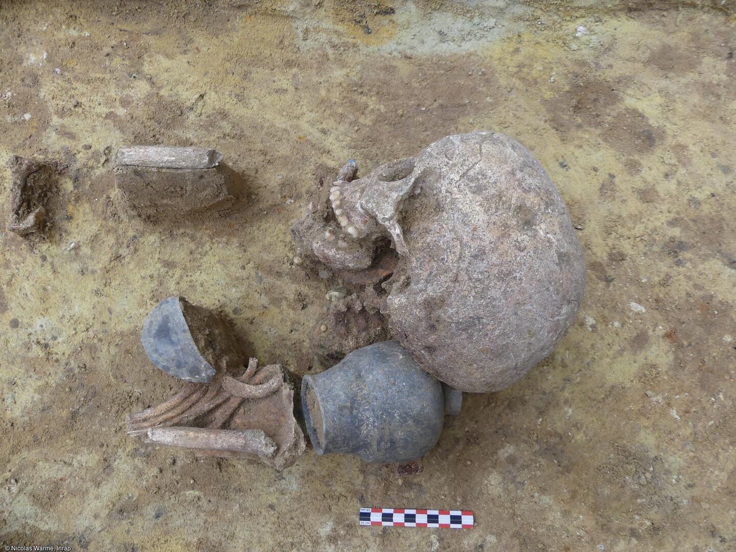 Cálice de cerâmica encontrado em um dos enterros 