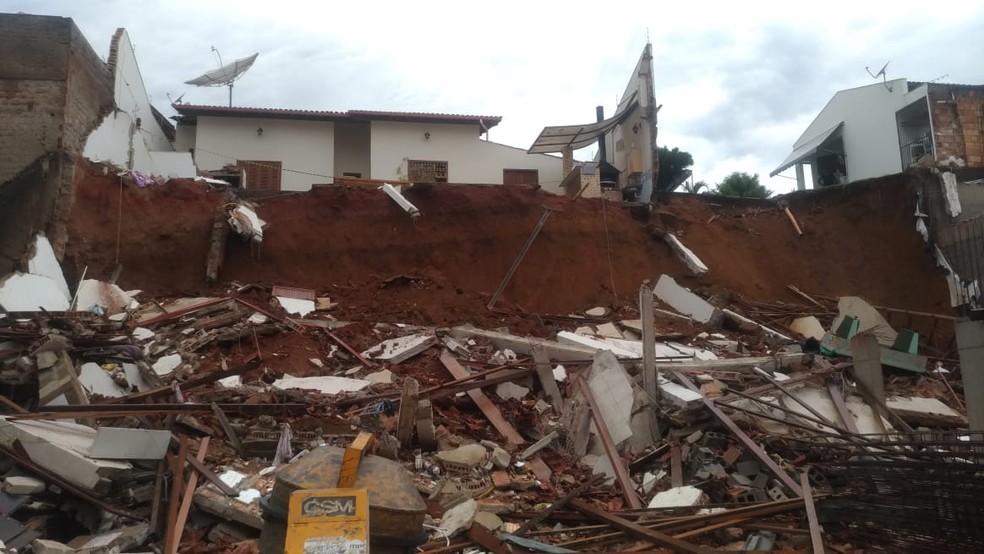Parte de uma casa desabou no bairro Laerte Laender, em Teófilo Otoni — Foto: Corpo de Bombeiros/Divulgação