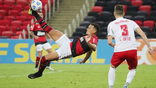 Rodrigo Muniz marca de bicicleta em Flamengo x Bragantino