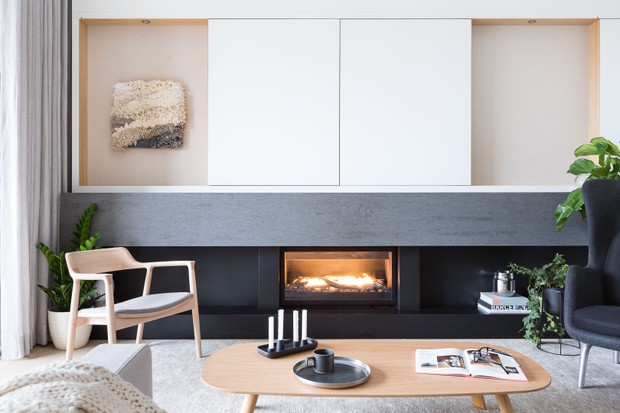 Casa tem décor escandinavo com paleta neutra e muita madeira  (Foto: Ema Peter)