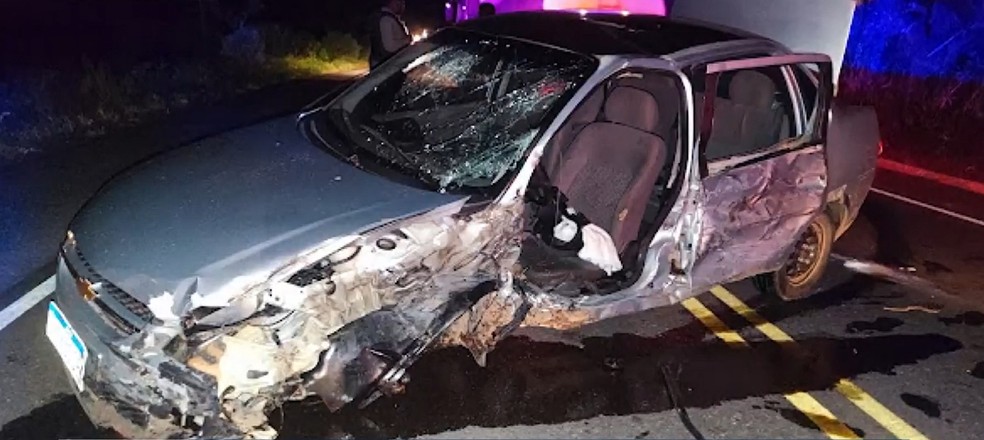 Motorista perdeu o controle da dire&ccedil;&atilde;o do carro e invadiu a pista cont&aacute;ria &mdash; Foto: Reprodu&ccedil;&atilde;o/TV S&atilde;o Francisco