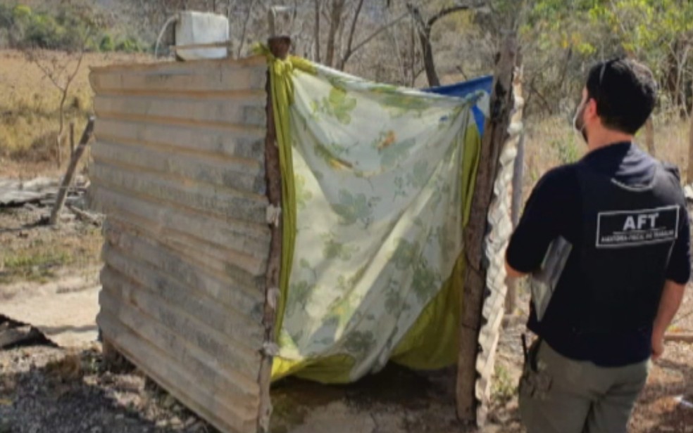 Banheiro da família ficava no quintal da casa, em Formosa — Foto: Reprodução/TV Anhanguera