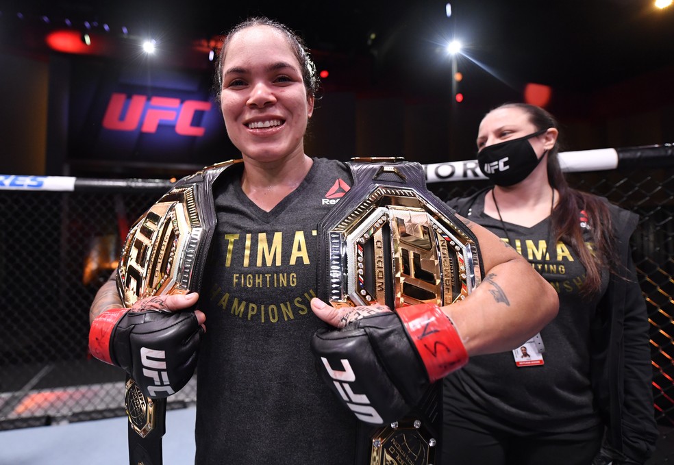 Amanda Nunes exibe os dois cinturões do UFC — Foto: Getty Images