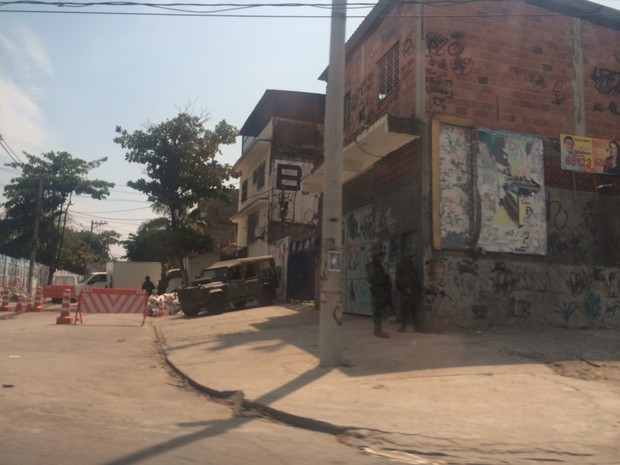Criminosos efetuam disparos e assustam moradores da Maré, Rio (Foto: Gabriel Barreira/G1)