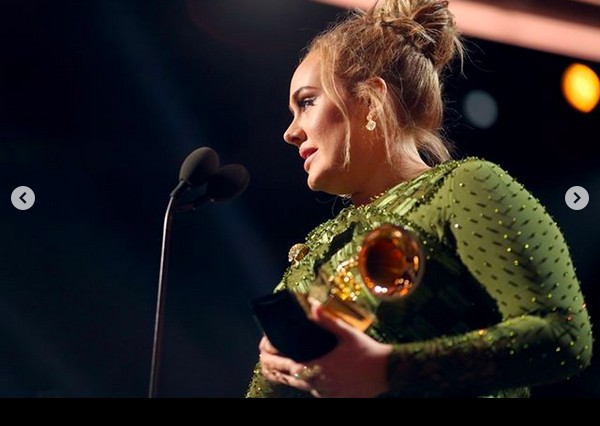 A cantora Adele com um dos troféus do prêmio Grammy vencidos por ela (Foto: Instagram)