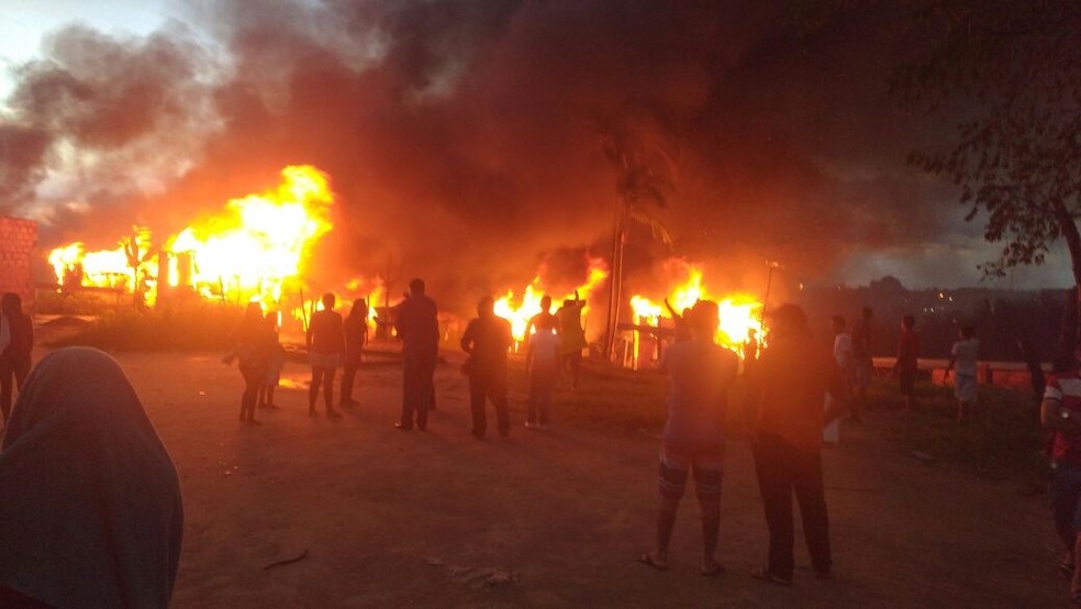 Fogo tomou conta de toda comunidade, no início da noite desta terça (30) — Foto: Reprodução/Rede Amazônica