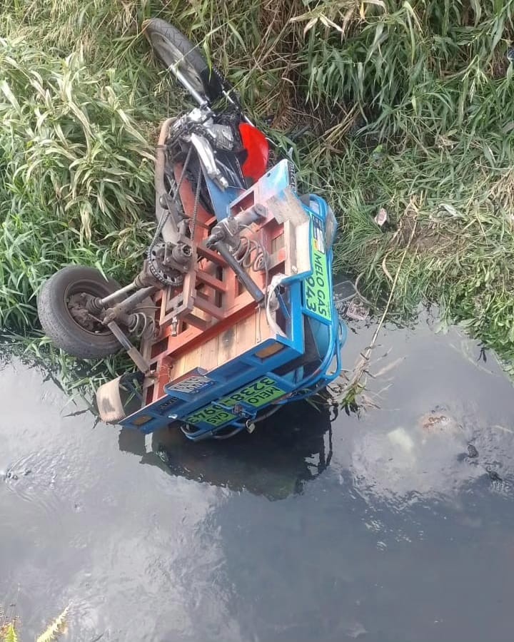 Entregador de gás cai com moto e botijões dentro de canal em Belém; VÍDEO