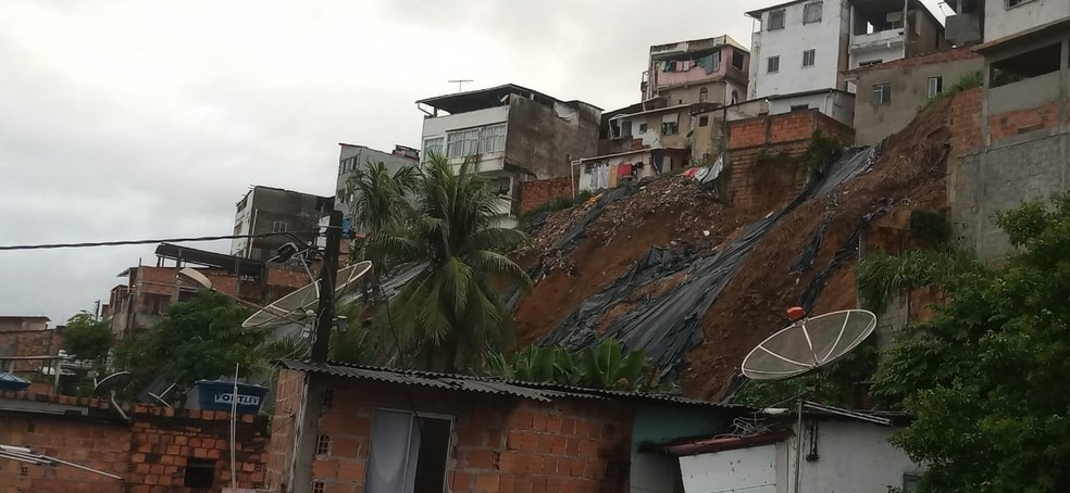 Na Vila Sabiá, em Salvador, moradores estão preocupados com o risco de deslizamento de uma encosta. — Foto: Cid Vaz/TV Bahia