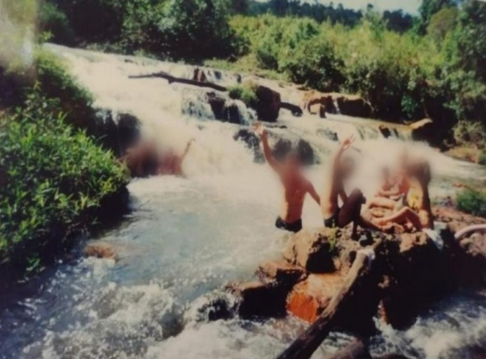 Foto anexada no processo mostra famlia de herdeiros em cachoeira dentro de terreno no DF — Foto: Arquivo pessoal/Reproduo