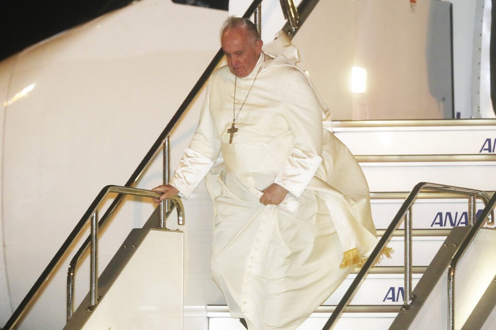 Papa Francisco desembarca no Japão neste sábado (23) — Foto: AP Photo/Koji Sasahara