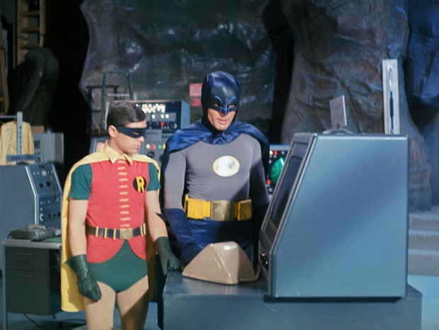 (Original Caption) Adam West at "Batman" and Bert Ward as "Robin" stand near the "Batmobile" during filming on an episode from the Batman television series. (Foto: Bettmann Archive)