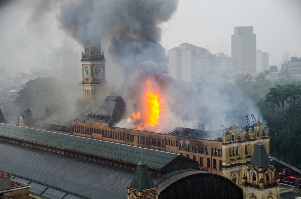 Fumaça do incêndio do Museu da Língua Portuguesa tomou o centro de São Paulo (Foto: O Globo)