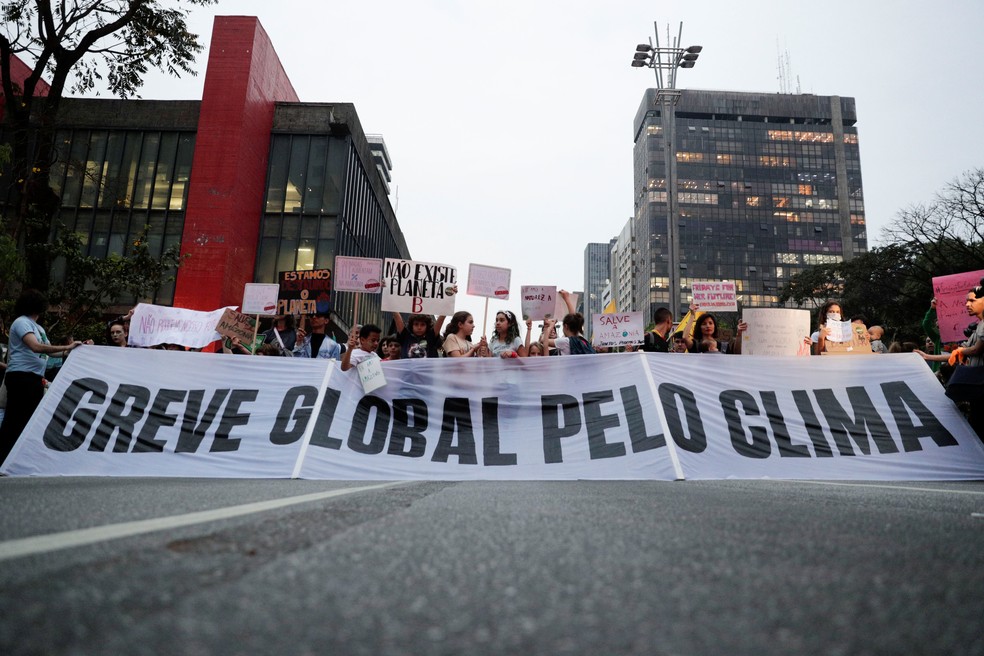 Cartaz anuncia "greve global pelo clima" em protesto na Avenida Paulista, em São Paulo, nesta sexta (20). — Foto: REUTERS/Nacho Doce