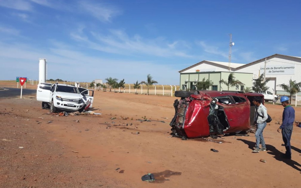 Caminhonete capotou após ser atingida por outra em trevo de rodovia na Bahia (Foto: Blog do Sigi Villares)