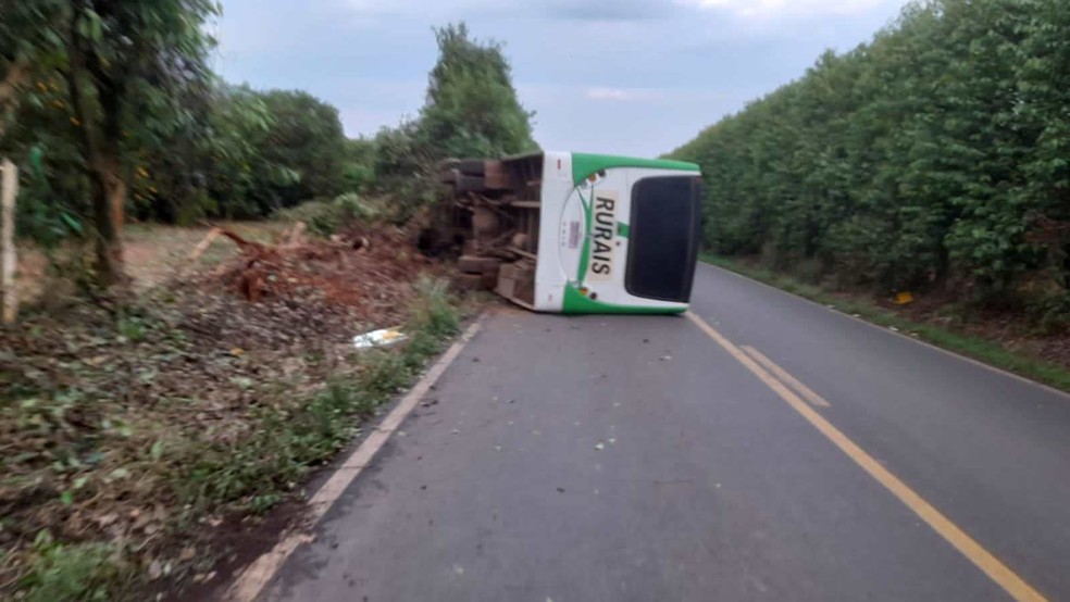 Ônibus de trabalhadores rurais tomba em estrada vicinal entre Tambaú e Mococa — Foto: Mococa 24 horas