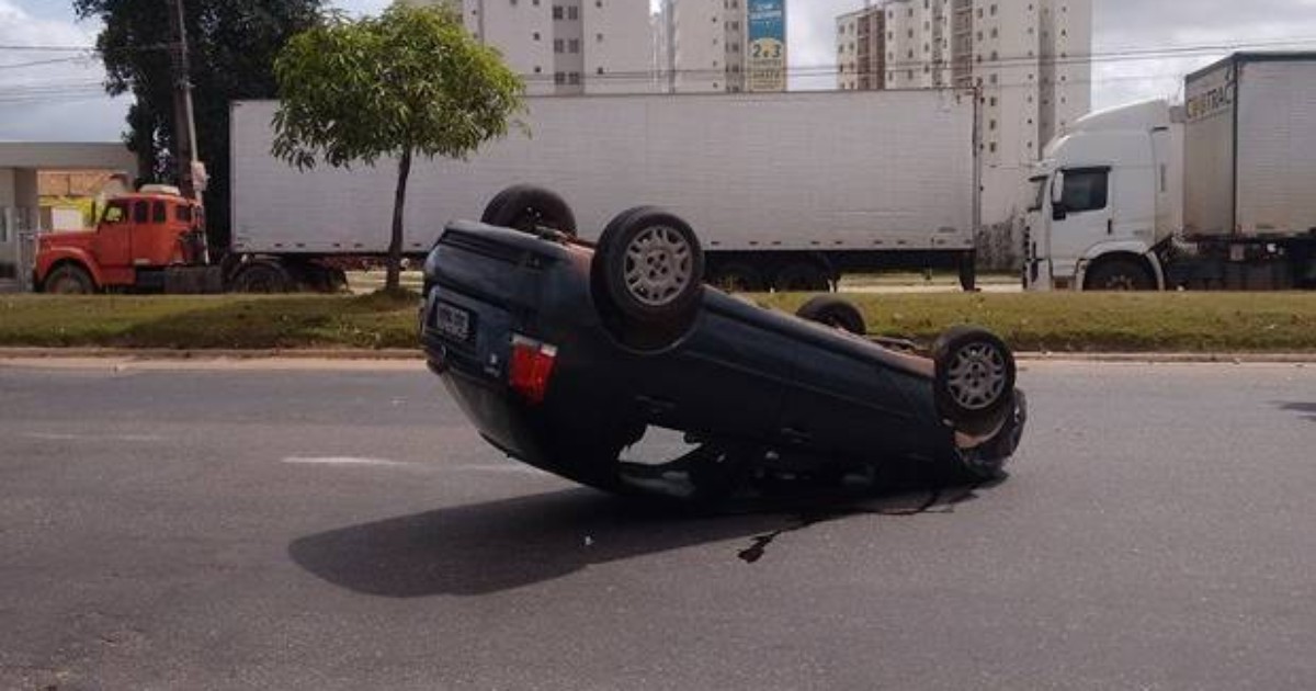 G1 - Carro capota na avenida Augusto Montenegro, em Belém - notícias em ...