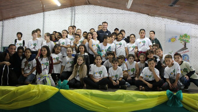 Luizão conhece projeto que atende crianças e adolescentes em Primavera (Foto: Assessoria de impresa ALSF / Divulgação)