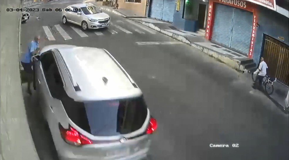 Homem parado na calçada quase é atingido por carro em Cariacica — Foto: Reprodução/TV Gazeta
