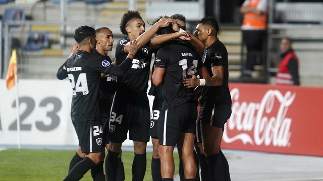 jogadores do botafogo comemora gol contra o magallanes