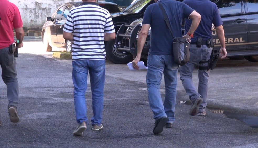 Agentes da PF prenderam ex-superintendente da PolÃ­cia RodoviÃ¡ria Federal em Pernambuco, durante aÃ§Ã£o no Recife (Foto: PolÃ­cia Federal/DivulgaÃ§Ã£o)