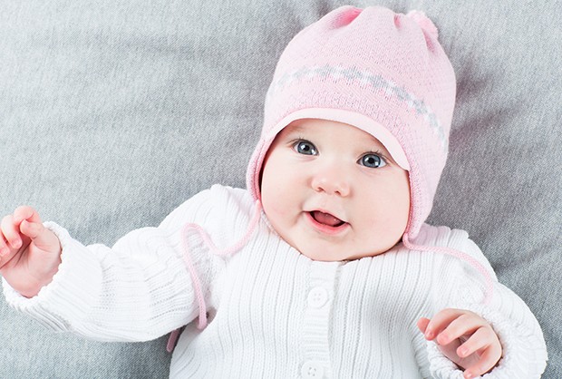 Vista o bebê com malha 100% algodão por baixo do agasalho (Foto: Thinkstock)