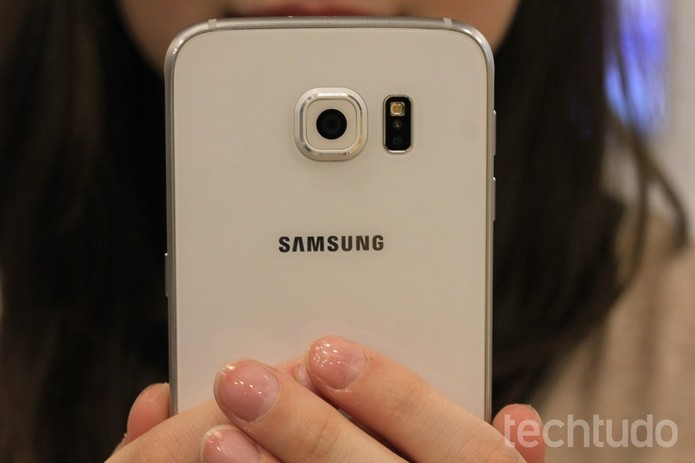 Galaxy S6 vem com câmera traseira de 16 megapixels (Foto: Fabricio Vitorino/TechTudo)