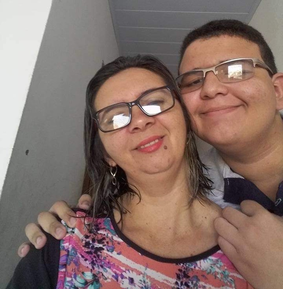 Maria Lopes de Sousa, de 40 anos, voltou a enxergar após ato de amor do filho Emanuel e a doação de córneas de um desconhecido — Foto: Emanuel de Sousa/Arquivo