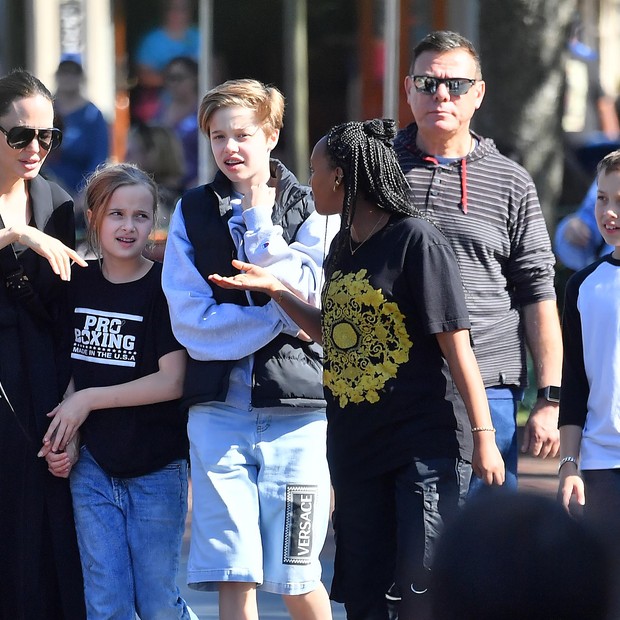 Photo © 2019 Mega/The Grosby GroupSpain: Lagencia Grosby*EXCLUSIVE* Anaheim, August 23, 2019. Angelina Jolie takes her four youngest kids to Disneyland for a fun day, after dropping her eldest son Maddox off at college in South Korea this week. Angel (Foto: Mega/The Grosby Group)