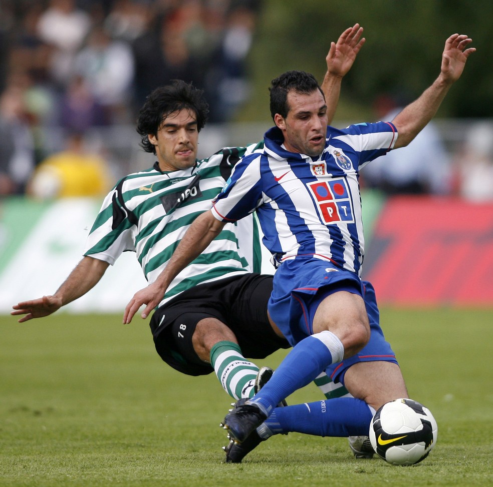 Abel Ferreira, do Sporting, em lance com Mariano Gonzlez, do Porto, em 2008  Foto: MIGUEL RIOPA / AFP