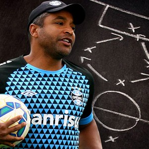 Moisés e mais um: o que muda com as opções de Roger para o meio-campo