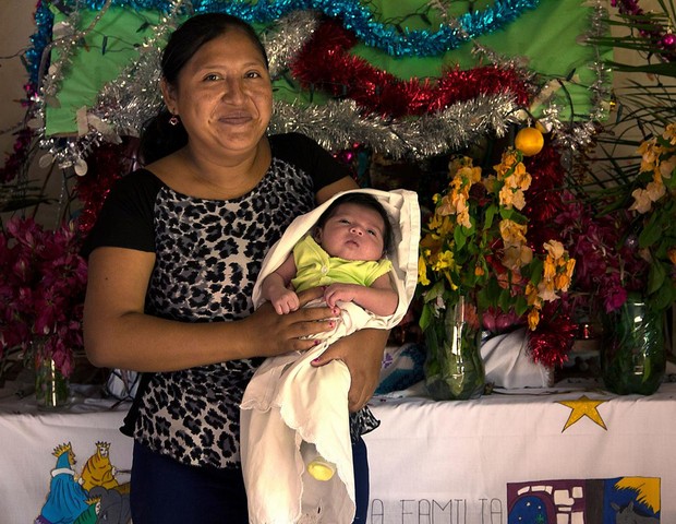 Uma mãe yucateca maia e seu recém-nascido (Foto: Rosy Garibay)