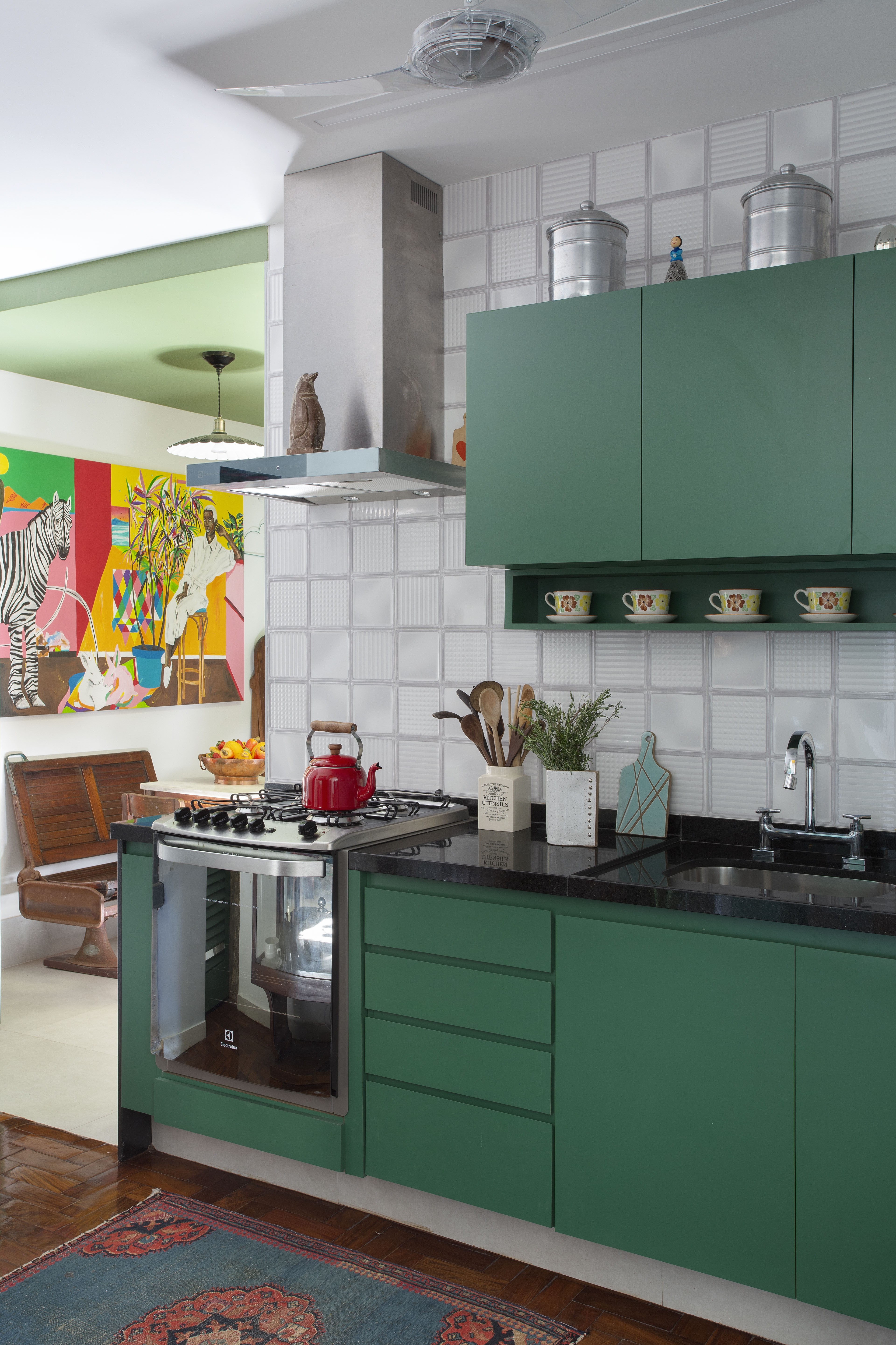 Décor do dia: cozinha tem marcenaria colorida e muita memória afetiva (Foto: Juliano Colodeti/ MCA Estúdio)