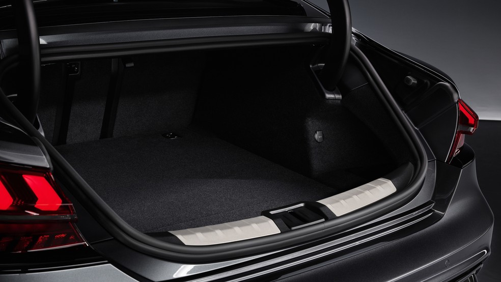 O porta-malas traseiro comporta 350 litros — Foto: Divulgação