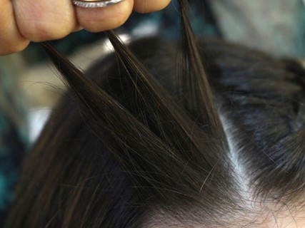 3 – Pegue uma mecha na parte da frente do cabelo e divida em três partes
