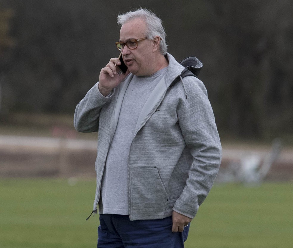 Roberto de Andrade anda pelo campo de treino em Orlando (Foto: Daniel Augusto Jr/Ag. Corinthians)