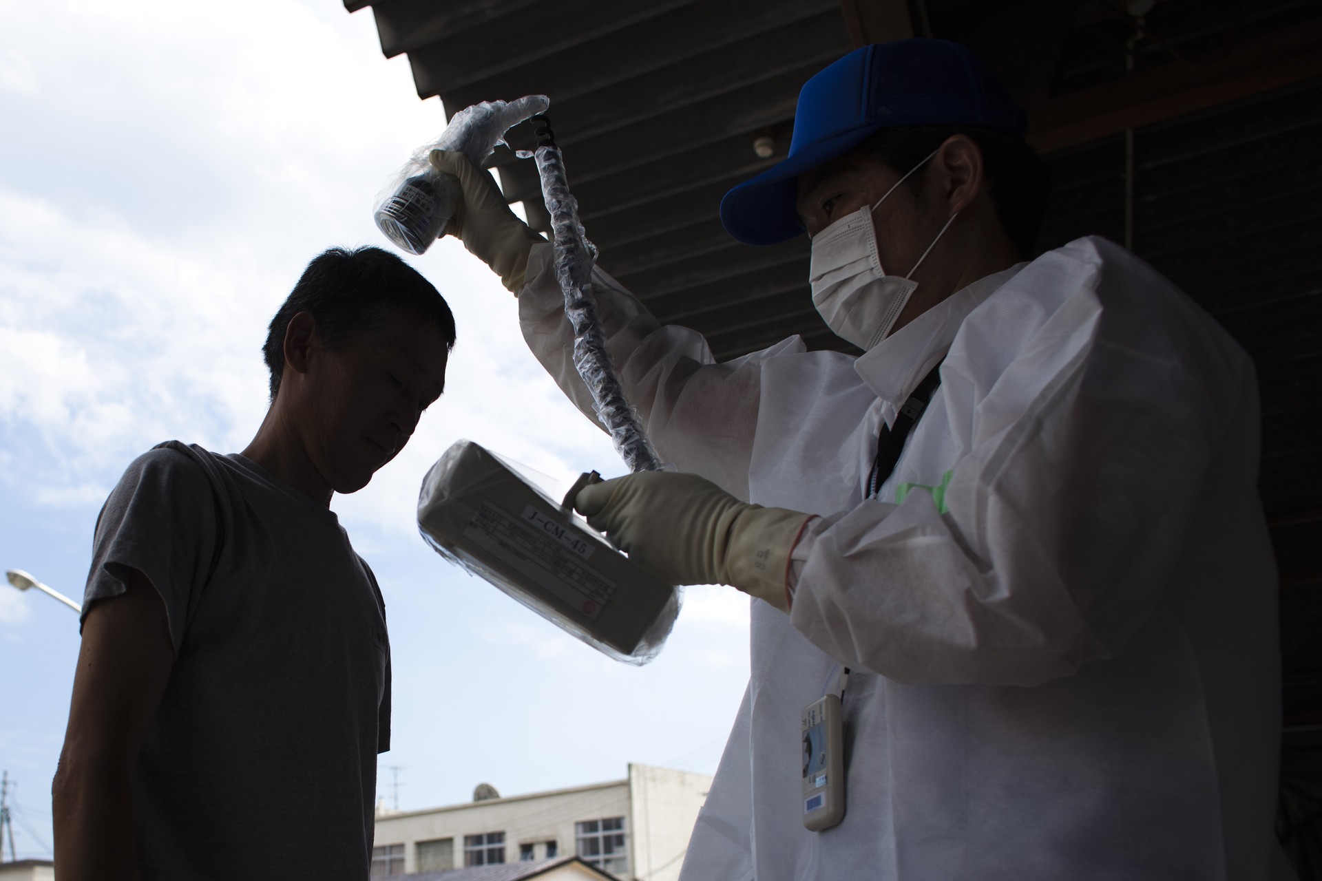 Homem passa por teste de radiação, em área próxima à Fukushima (Foto: getty)