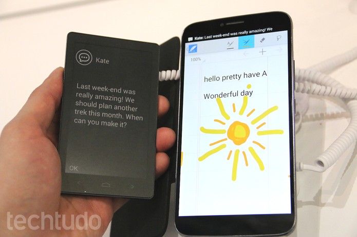 O cartão e-ink permite ler textos na tela e tem integração total com o Hero 2 (Foto: Fabrício Vitorino/TechTudo) O cartão e-ink permite ler textos na tela e tem integração total com o Hero 2 (Foto: Fabrício Vitorino/TechTudo)