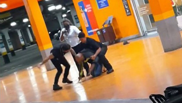 Imagem de agressão no Carrefour, com três funcionários ao redor de Beto Freitas; caso foi comparado com o de George Floyd, sufocado por policiais nos EUA (Foto: REPRODUÇÃO)