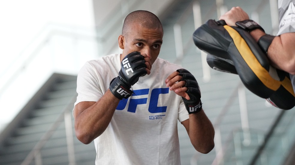 Edson Barboza ficou pouco tempo na atividade do UFC 219 (Foto: Evelyn Rodrigues)
