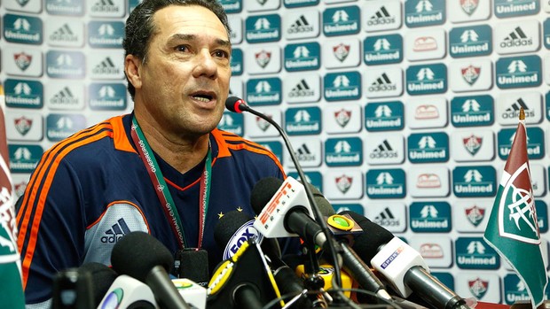 Luxa diz que rivalidade contra o Fla está adormecida e comete gafes
