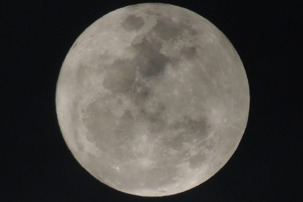 Superlua registrada em Avaré (SP), na noite de quinta-feira (11) — Foto: Daniela Parenquine/Arquivo Pessoal