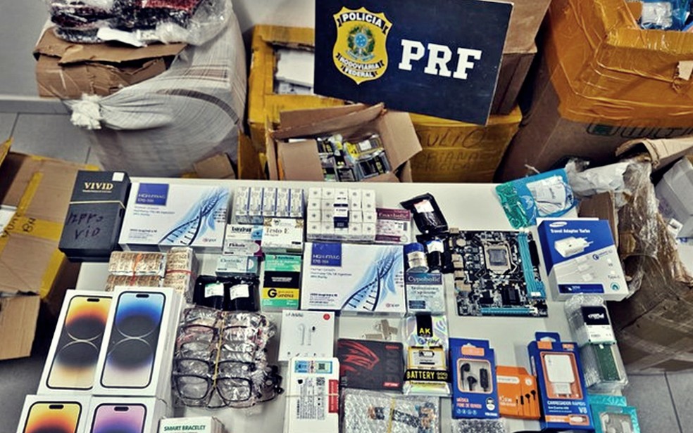 PRF apreende anabolizantes, remédios para emagrecimento, iphones e equipamentos de informática dentro de um caminhão em rodovia de Perdões, MG — Foto: Polícia Rodoviária Federal