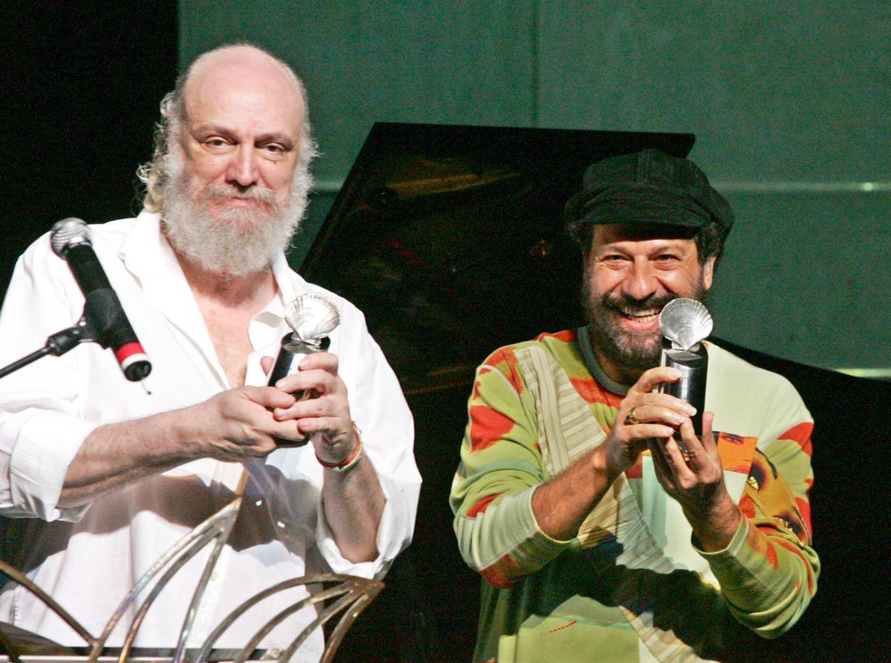 Aldir Blanc e João Bosco recebem o Prêmio Shell de Música durante cerimônia e show realizado no Teatro Carlos Gomes, no centro do Rio de Janeiro, em novembro de 2004 — Foto: Fábio Motta/Estadão Conteúdo/Arquivo