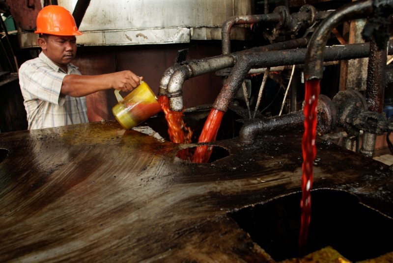 Trabalhador confere qualidade de óleo de palma em unidade de processamento na Indonésia (Foto: REUTERS/Tarmizy Harva)