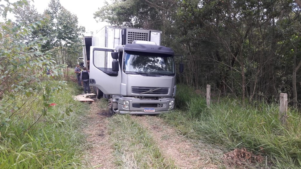 Caminhão foi apreendido logo após roubo de carga, em Pilar do Sul (SP) — Foto: Polícia Militar/Divulgação