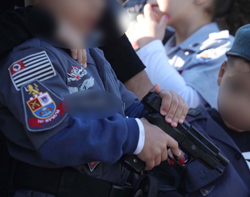 Criança fardada segura arma de brinquedo durante desfile de 9 de julho em SP  — Foto: Renato Cerqueira/ Futura Press/ Estadão Conteúdo 