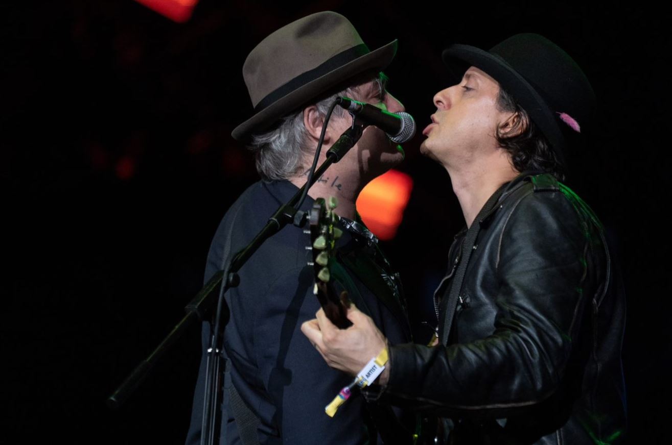 Libertines esvazia frente do palco em excelente show de rock bêbado no Lolla